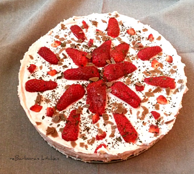 Nepečený jahodový dort s meduňkou | reBarbora's kitchen