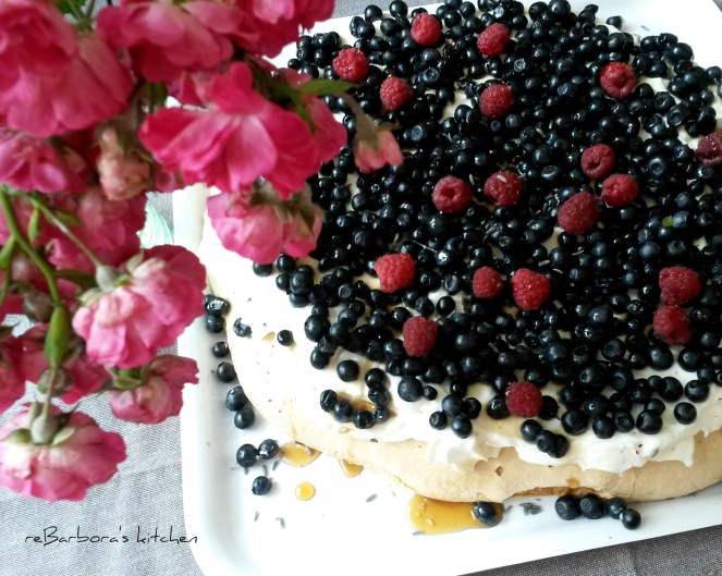 Levandulová Pavlova s borůvkami | reBarbora's kitchen