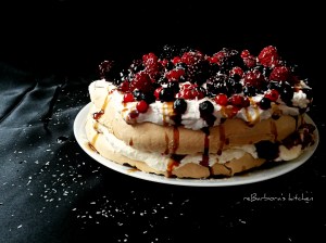 Dort Pavlova s kokosovou šlehačkou, lesním ovocem a jahodovým balzamikem | reBarbora's kitchen