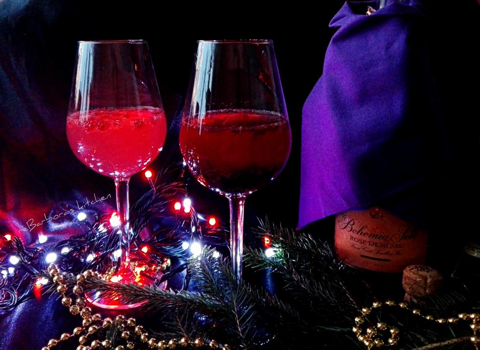 Šampaňské koktejly - Sekt s granátovým jablkem a sekt s lesním ovocem a levandulí | reBarbora's kitchen