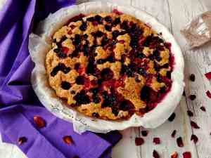 Ořechový koláč s lesním ovocem a Čepičkou z květů | reBarbora's kitchen