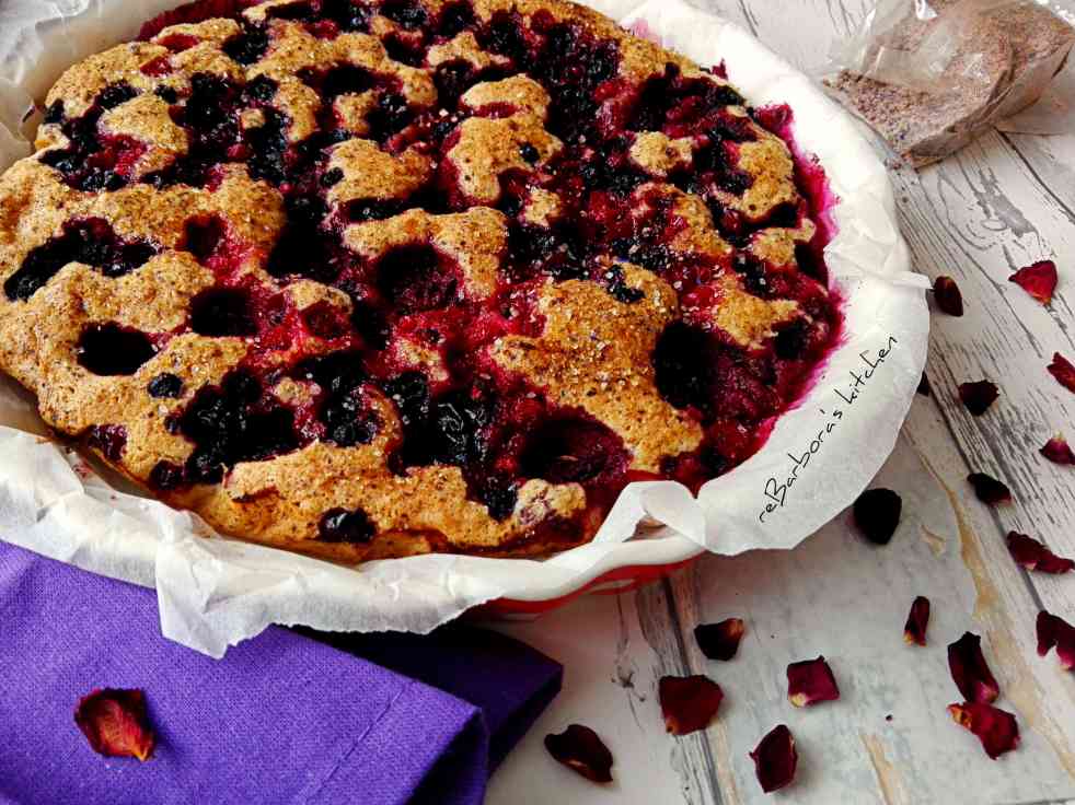 Ořechový koláč s lesním ovocem a Čepičkou z květů | reBarbora's kitchen