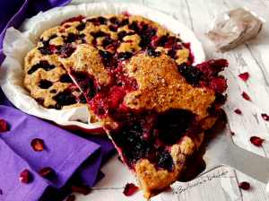 Ořechový koláč s lesním ovocem a Čepičkou z květů | reBarbora's kitchen