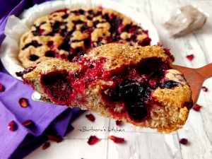 Ořechový koláč s lesním ovocem a Čepičkou z květů | reBarbora's kitchen