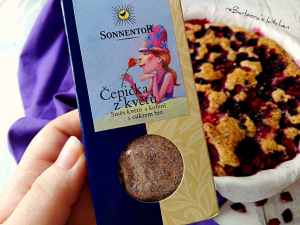 Ořechový koláč s lesním ovocem a Čepičkou z květů | reBarbora's kitchen