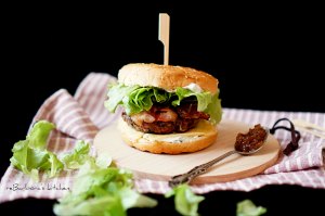 Hovězí burger s karamelizovanou cibulí a medvědím tvarohem | reBarbora's kitchen