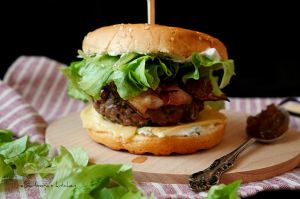 Hovězí burger s karamelizovanou cibulí a medvědím tvarohem | reBarbora's kitchen