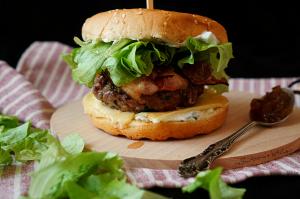 Hovězí burger s karamelizovanou cibulí a medvědím tvarohem | reBarbora's kitchen