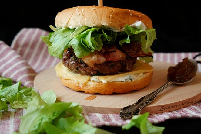 Hovězí burger s karamelizovanou cibulí a medvědím tvarohem | reBarbora's kitchen