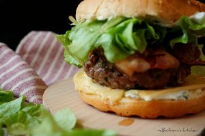 Hovězí burger s karamelizovanou cibulí a medvědím tvarohem | reBarbora's kitchen