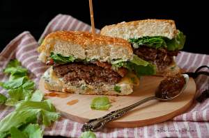 Hovězí burger s karamelizovanou cibulí a medvědím tvarohem | reBarbora's kitchen