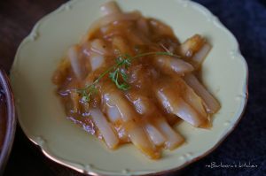 Aperitivo moment II. – Medový bůček, pikantní mangový dip, avokádový dip, glazovaný chřest s cibulkou a domácí hranolky | reBarbora's kitchen