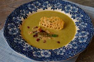 Polévka ze zeleného chřestu s ořechy, praženou slaninou a parmazánovým chipsem | reBarbora's kitchen