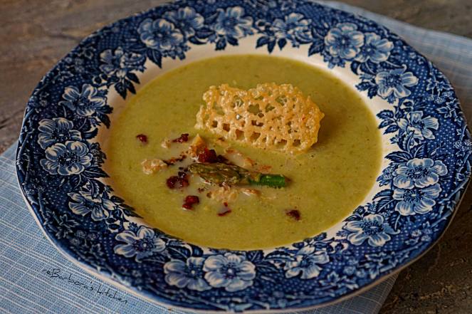 Polévka ze zeleného chřestu s ořechy, praženou slaninou a parmazánovým chipsem | reBarbora's kitchen