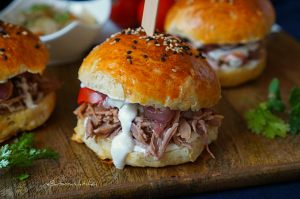 Burger s trhaným vepřovým (pulled pork) a šalotkami na cideru | reBarbora's kitchen