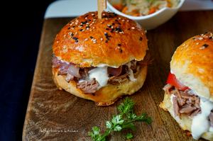 Burger s trhaným vepřovým (pulled pork) a šalotkami na cideru | reBarbora's kitchen