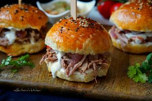 Burger s trhaným vepřovým (pulled pork) a šalotkami na cideru | reBarbora's kitchen