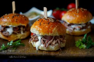 Burger s trhaným vepřovým (pulled pork) a šalotkami na cideru | reBarbora's kitchen