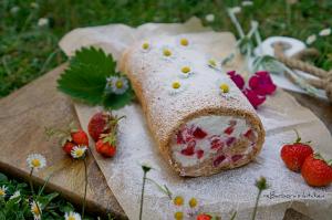 Bezé ořechová roláda s jahodami | reBarbora's kitchen