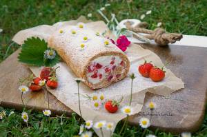 Bezé ořechová roláda s jahodami | reBarbora's kitchen