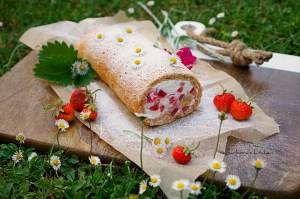 Bezé ořechová roláda s jahodami | reBarbora's kitchen