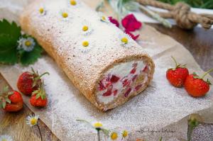 Bezé ořechová roláda s jahodami | reBarbora's kitchen