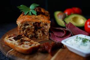 Špaldový jogurtový chlebíček se sušenými rajčaty, šunkou a cibulkou | reBarbora's kitchen