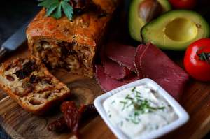 Špaldový jogurtový chlebíček se sušenými rajčaty, šunkou a cibulkou | reBarbora's kitchen