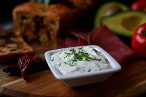 Špaldový jogurtový chlebíček se sušenými rajčaty, šunkou a cibulkou | reBarbora's kitchen