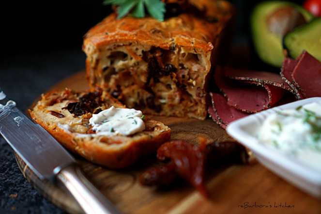 Špaldový jogurtový chlebíček se sušenými rajčaty, šunkou a cibulkou | reBarbora's kitchen