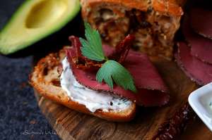 Špaldový jogurtový chlebíček se sušenými rajčaty, šunkou a cibulkou | reBarbora's kitchen