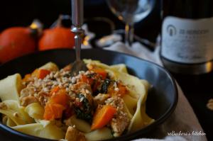 Těstoviny s dýňovo-kuřecí směsí se špenátem, ořechy a dýňovou omáčkou | reBarbora's kitchen