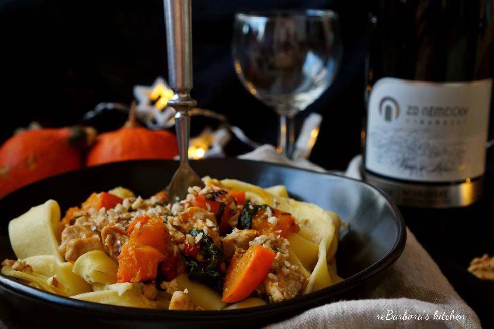 Těstoviny s dýňovo-kuřecí směsí se špenátem, ořechy a dýňovou omáčkou | reBarbora's kitchen