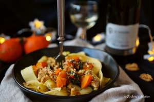 Těstoviny s dýňovo-kuřecí směsí se špenátem, ořechy a dýňovou omáčkou | reBarbora's kitchen