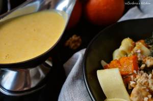 Těstoviny s dýňovo-kuřecí směsí se špenátem, ořechy a dýňovou omáčkou | reBarbora's kitchen