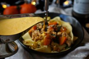 Těstoviny s dýňovo-kuřecí směsí se špenátem, ořechy a dýňovou omáčkou | reBarbora's kitchen