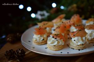 Jednohubky se smetanovou pěnou a uzeným lososem
