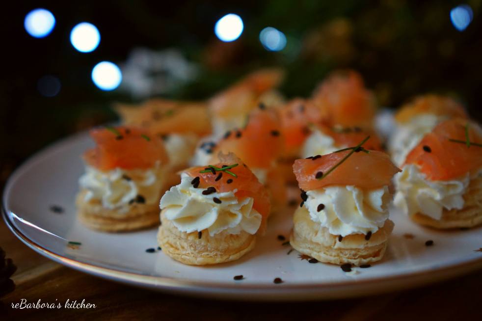 Jednohubky se smetanovou pěnou a uzeným lososem | reBarbora's kitchen