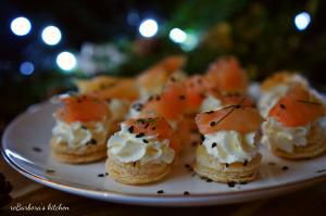 Jednohubky se smetanovou pěnou a uzeným lososem | reBarbora's kitchen