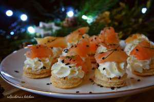 Jednohubky se smetanovou pěnou a uzeným lososem | reBarbora's kitchen