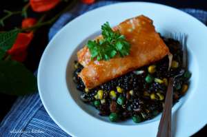 Losos na medu s teplým salátem z beluga čočky | reBarbora's kitchen