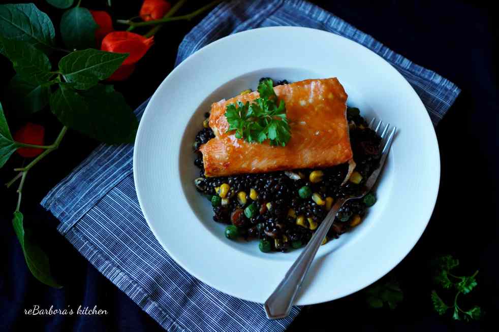 Losos na medu s teplým salátem z beluga čočky | reBarbora's kitchen