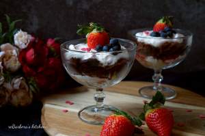 Valentýnský smetanový dezert s karamelizovanými jahodami (á la trifle) | reBarbora's kitchen