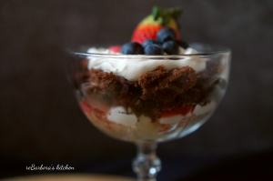 Valentýnský smetanový dezert s karamelizovanými jahodami (á la trifle) | reBarbora's kitchen