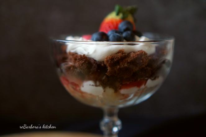 Valentýnský smetanový dezert s karamelizovanými jahodami (á la trifle) | reBarbora's kitchen