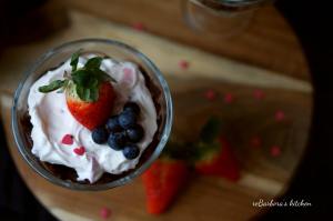 Valentýnský smetanový dezert s karamelizovanými jahodami (á la trifle) | reBarbora's kitchen