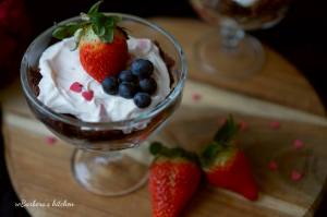 Valentýnský smetanový dezert s karamelizovanými jahodami (á la trifle) | reBarbora's kitchen