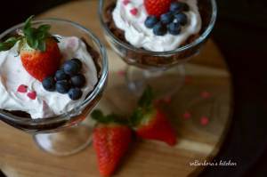 Valentýnský smetanový dezert s karamelizovanými jahodami (á la trifle) | reBarbora's kitchen