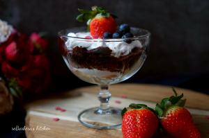Valentýnský smetanový dezert s karamelizovanými jahodami (á la trifle) | reBarbora's kitchen