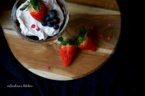 Valentýnský smetanový dezert s karamelizovanými jahodami (á la trifle) | reBarbora's kitchen